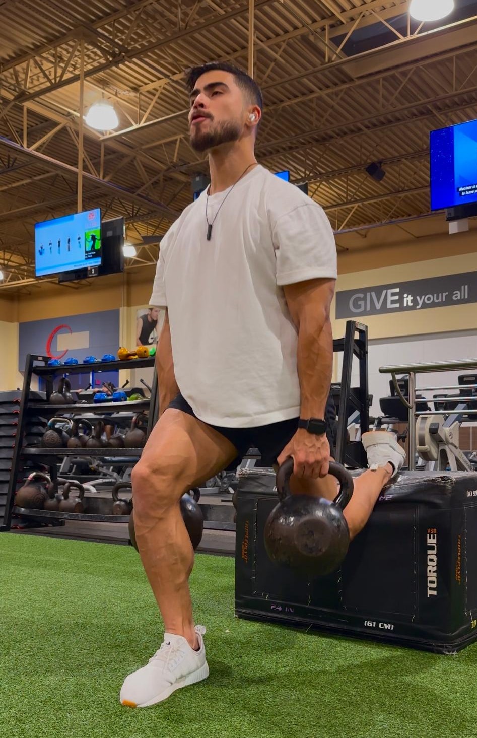 Yavew realizando entrenamiento funcional con camiseta blanca en el gimnasio