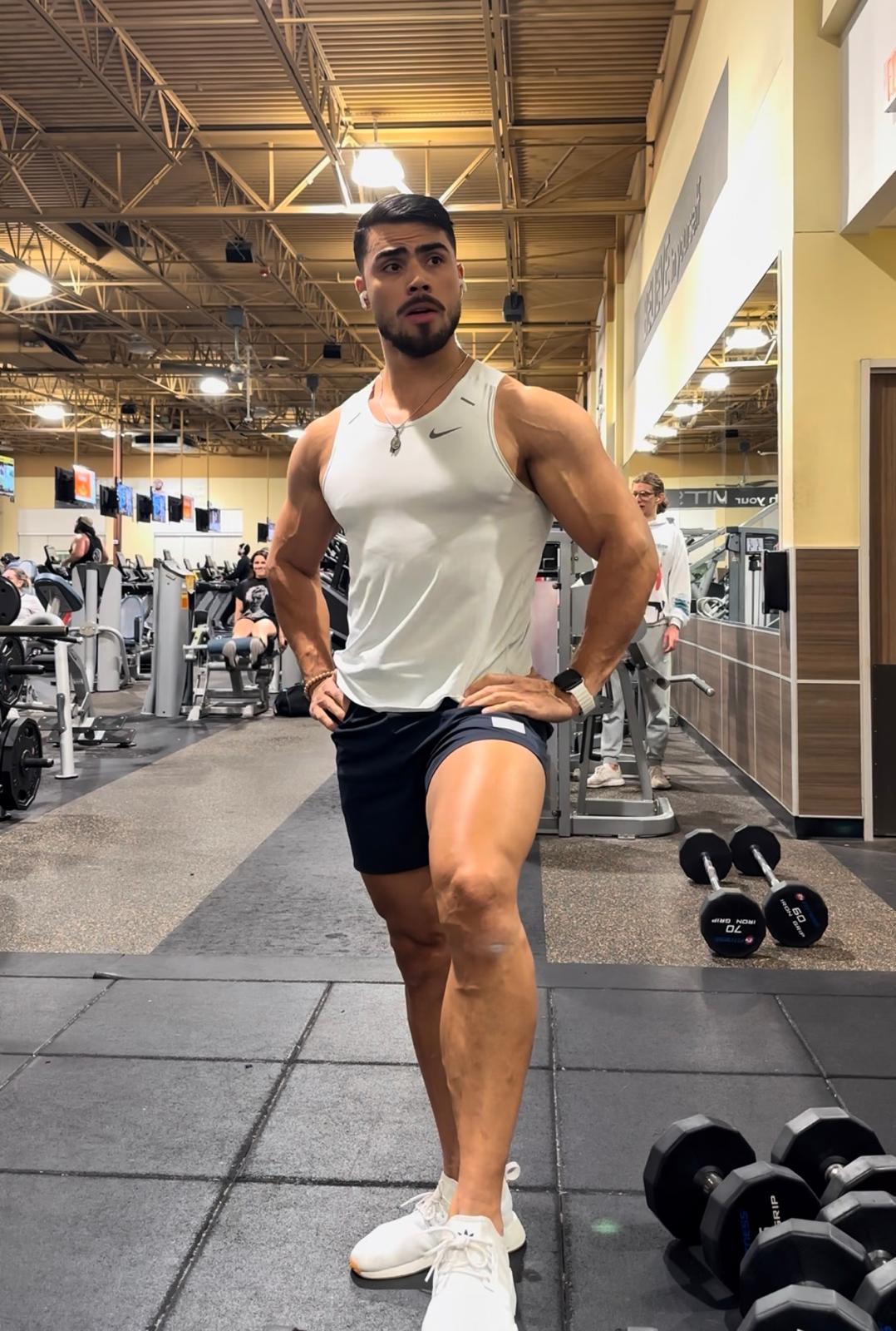 Yavew durante una sesión de entrenamiento con camiseta blanca