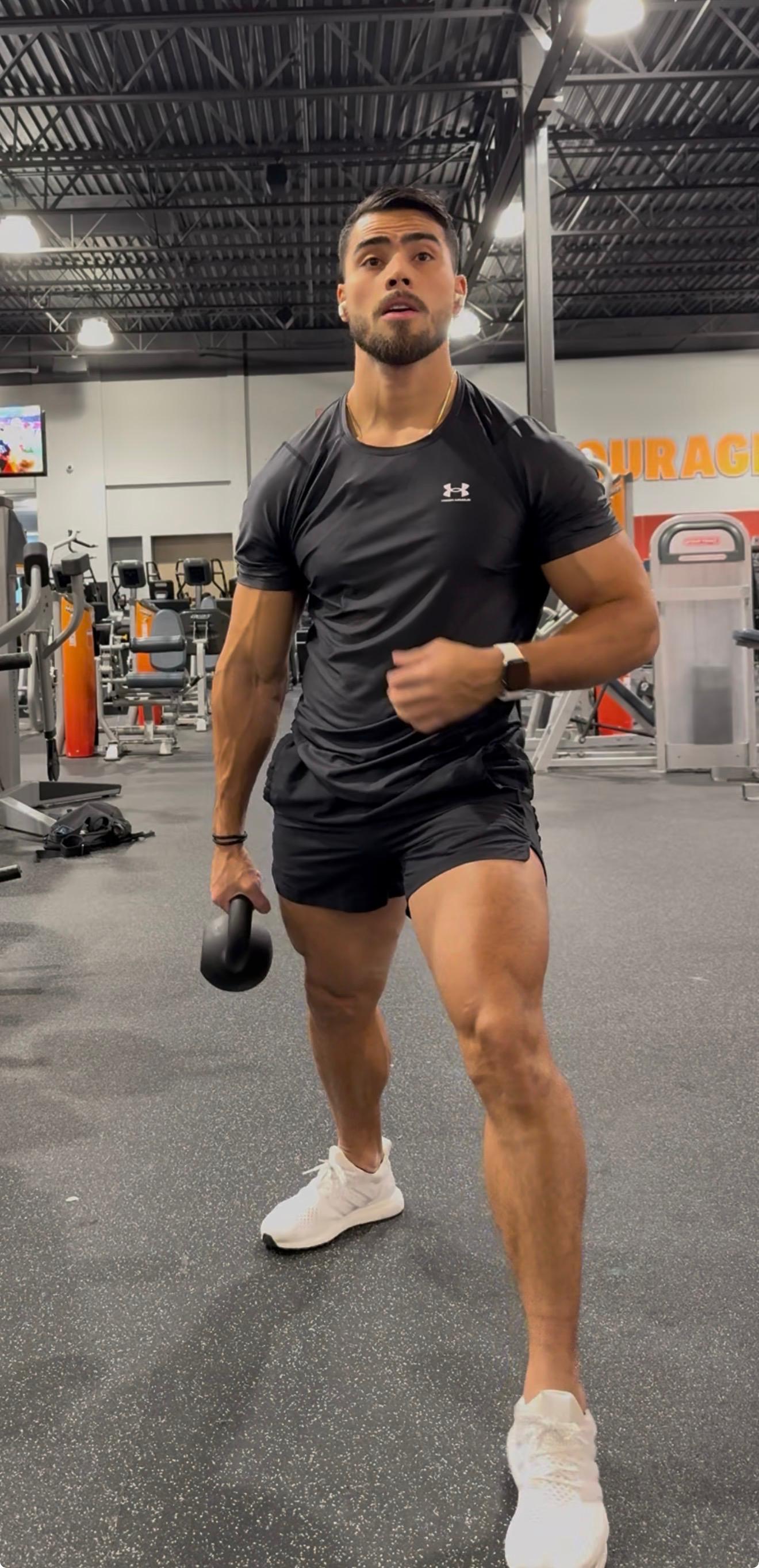 Yavew realizando entrenamiento funcional con camiseta negra en el gimnasio